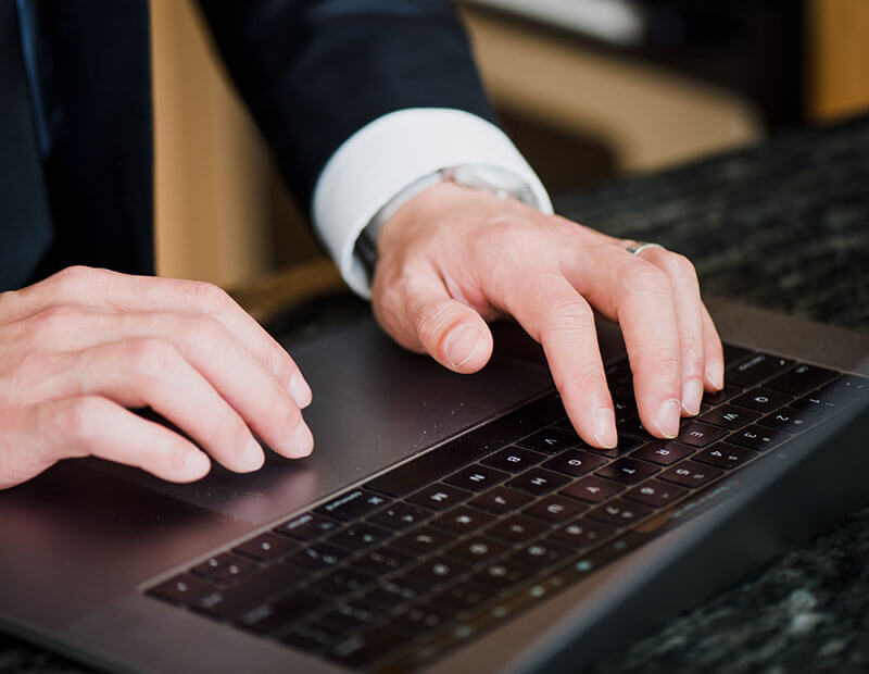 abogados en corrientes Abogado en su despacho.