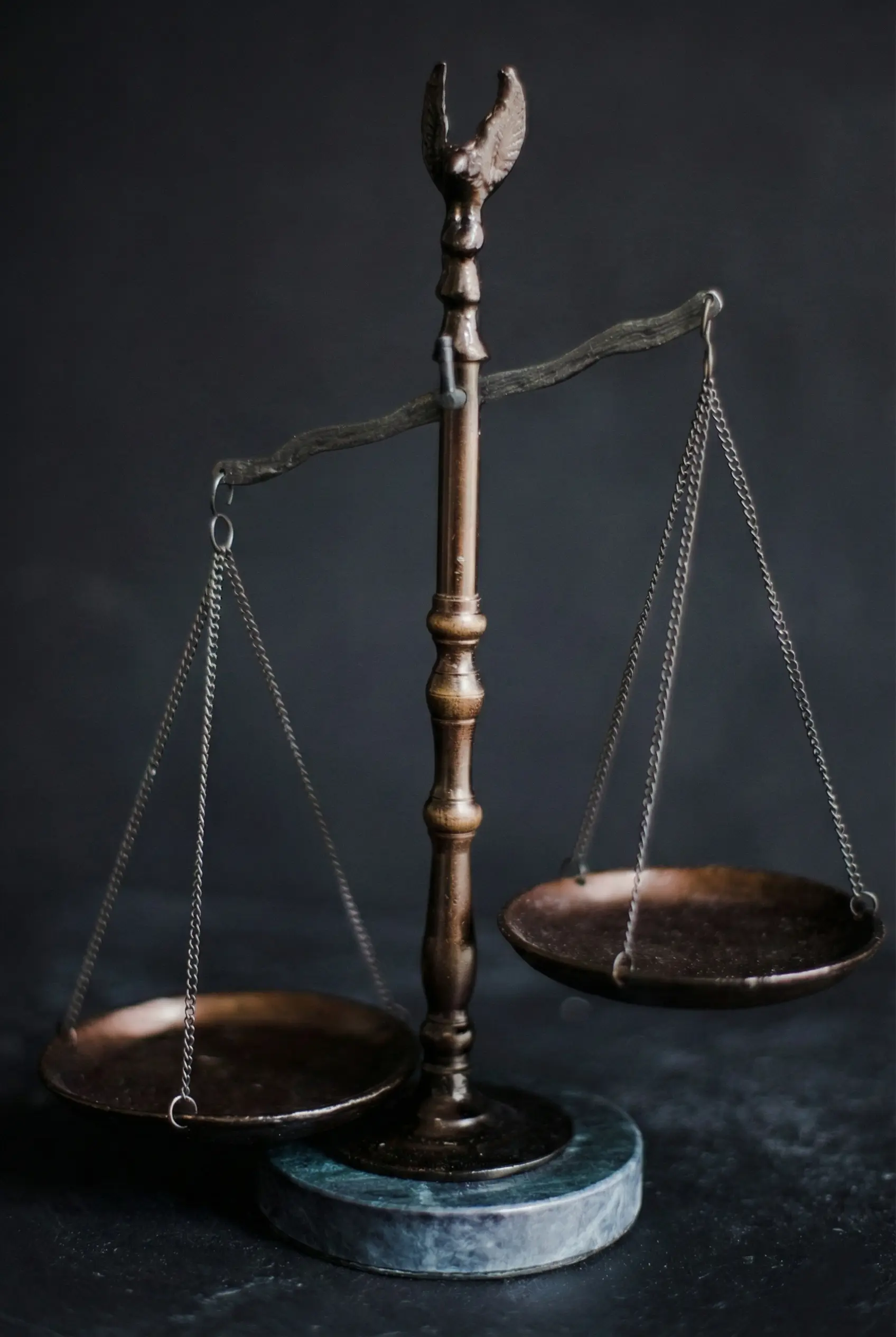 servicio- abogados-salir-veraz balanza de justicia