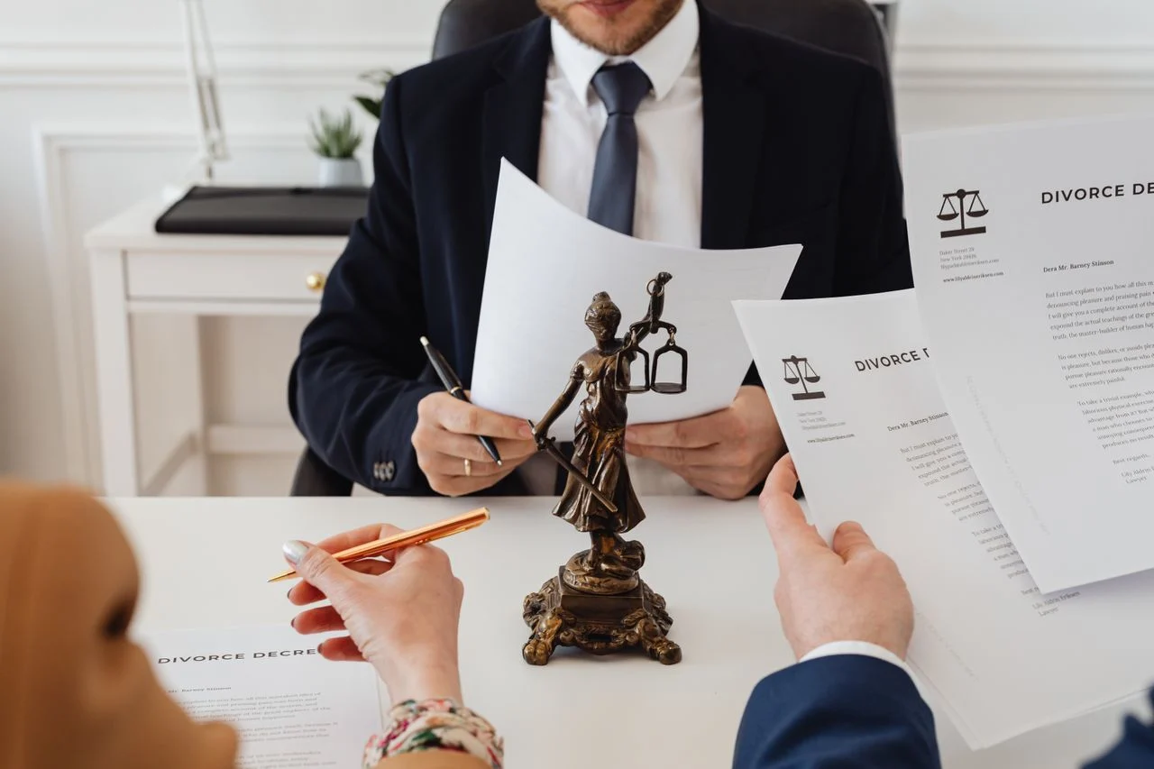 divorcio-contencioso Pareja revisando los detalles del convenio regulador de separación antes de firmar ante el abogado